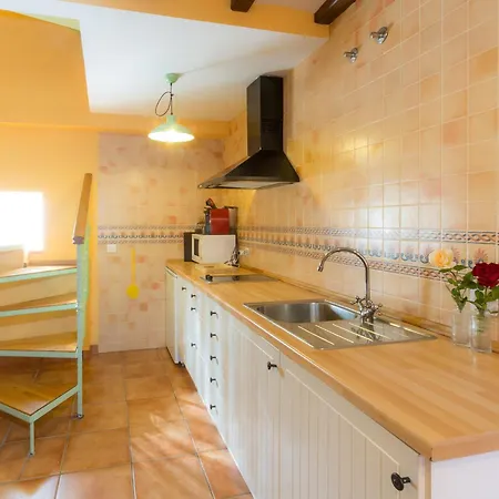 Charming House In With Garden. * Fresneda de la Sierra Tirón