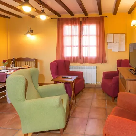 Сasa de vacaciones Charming House In With Garden.
