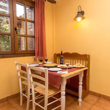 Charming House In With Garden. Сasa de vacaciones *