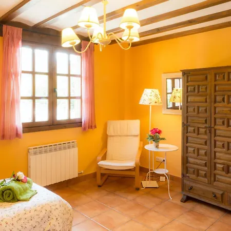 Charming House In With Garden. Prázdninový dům Fresneda de la Sierra Tirón