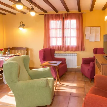 Сasa de vacaciones Charming House In With Garden.