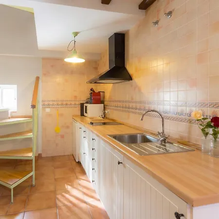 Сasa de vacaciones Charming House In With Garden.