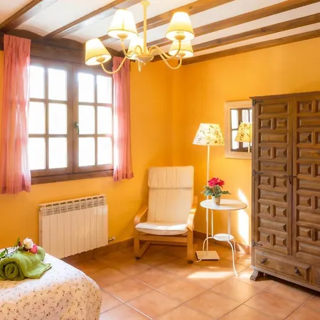 Сasa de vacaciones Charming House In With Garden.