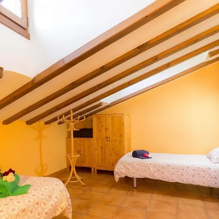 Charming House In With Garden. Сasa de vacaciones *